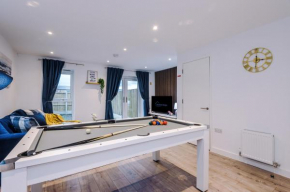 Stunning 3 Story Home, 3 x King Size Beds, Pool Table, Free Parking x2, Ping Pong